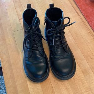 Girls Steve Madden boots (Dr Marten style) size 4. Black.